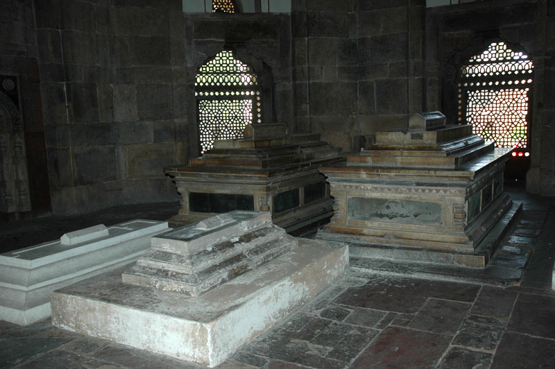 10isa-khan-caveau