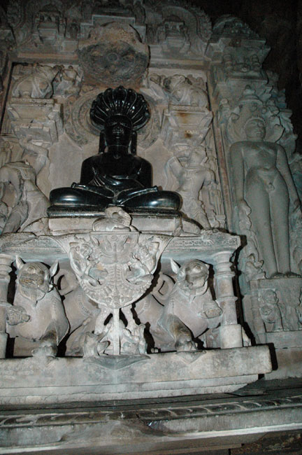 parshvanath-statue-noire
